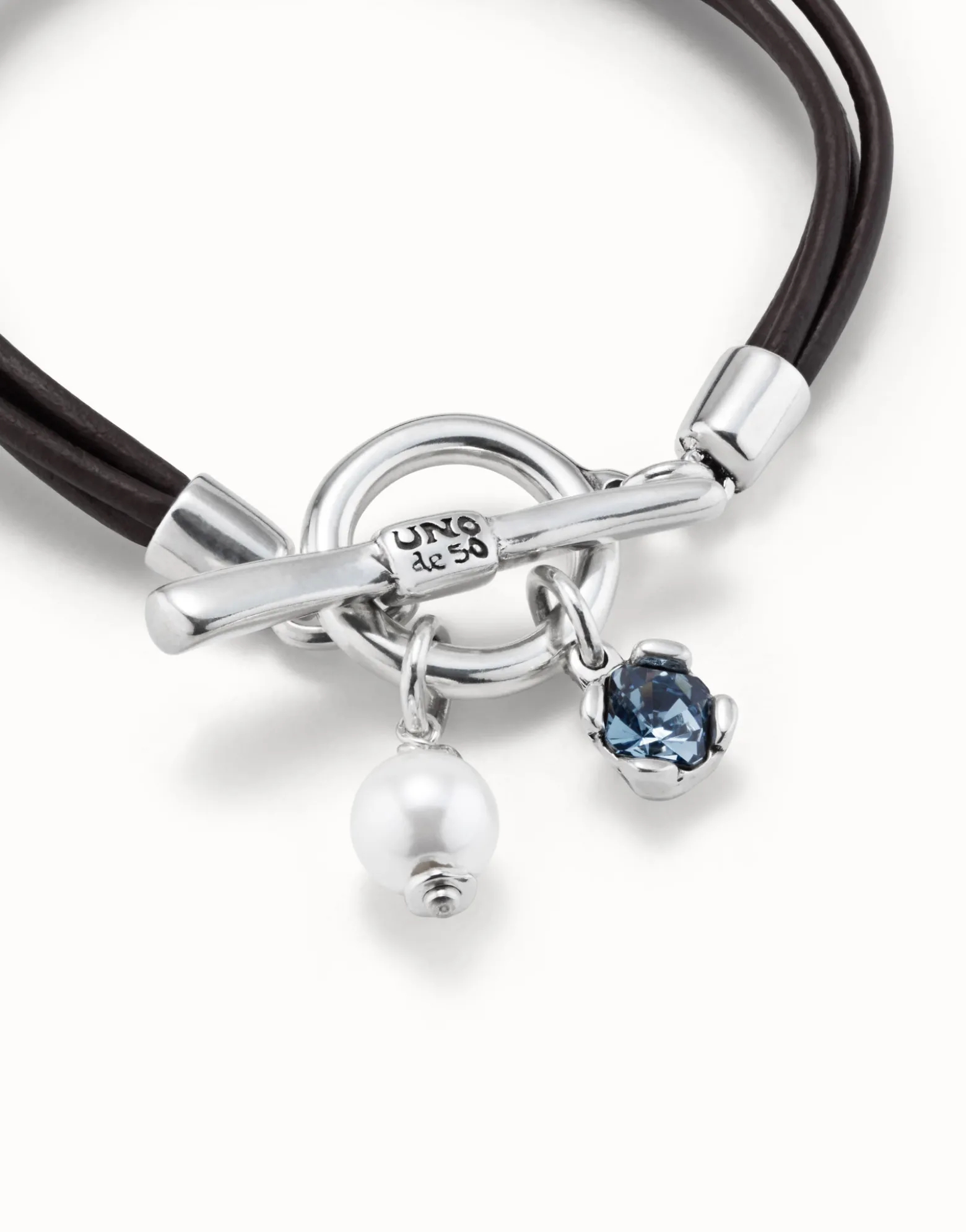 Pulsera de cuero bañada en plata de ley con charms