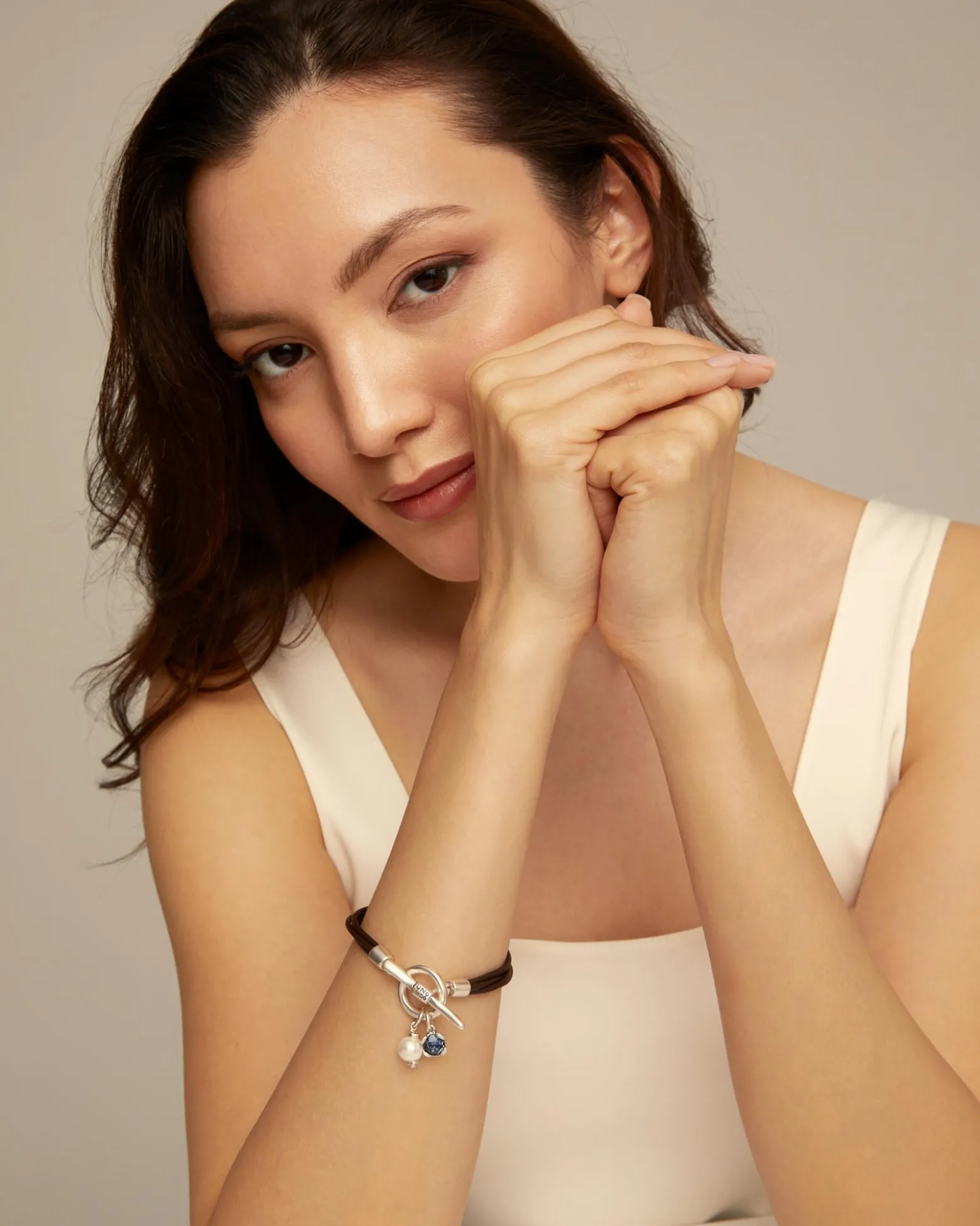 Pulsera de cuero bañada en plata de ley con charms