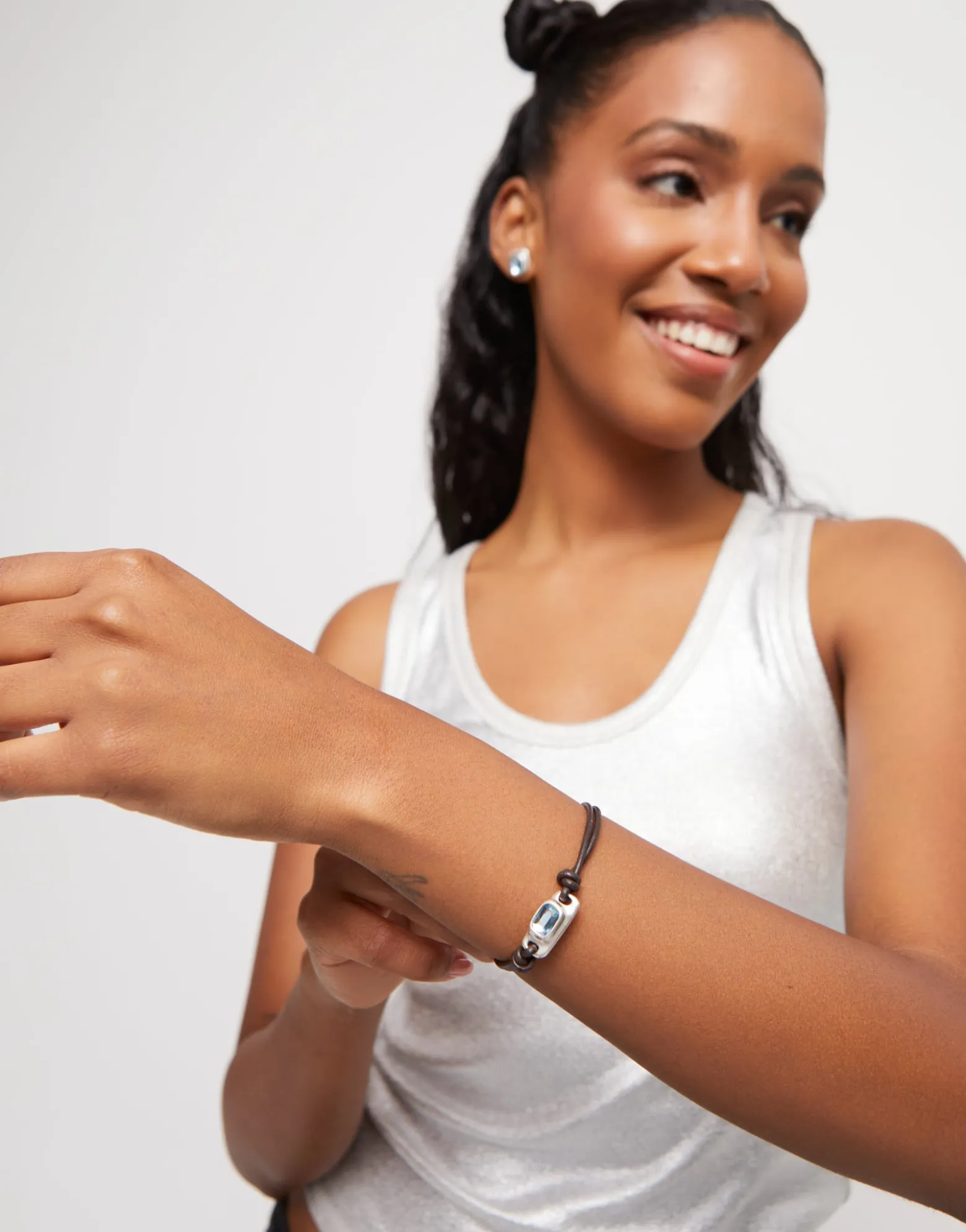 Pulsera de cuero bañada en plata de ley con cristal azul celeste