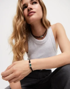Pulsera de cuero bañada en plata de ley con cristal verde