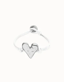 Pulsera de cuero blanco con detalle de corazón bañado en plata de ley
