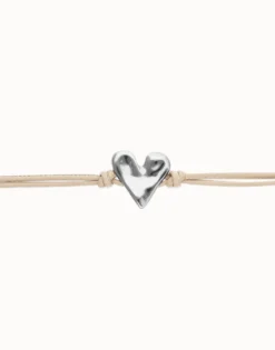 Pulsera de cuero camel con detalle de corazón bañado en plata de ley