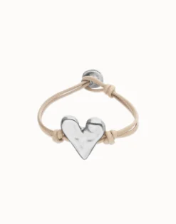 Pulsera de cuero camel con detalle de corazón bañado en plata de ley