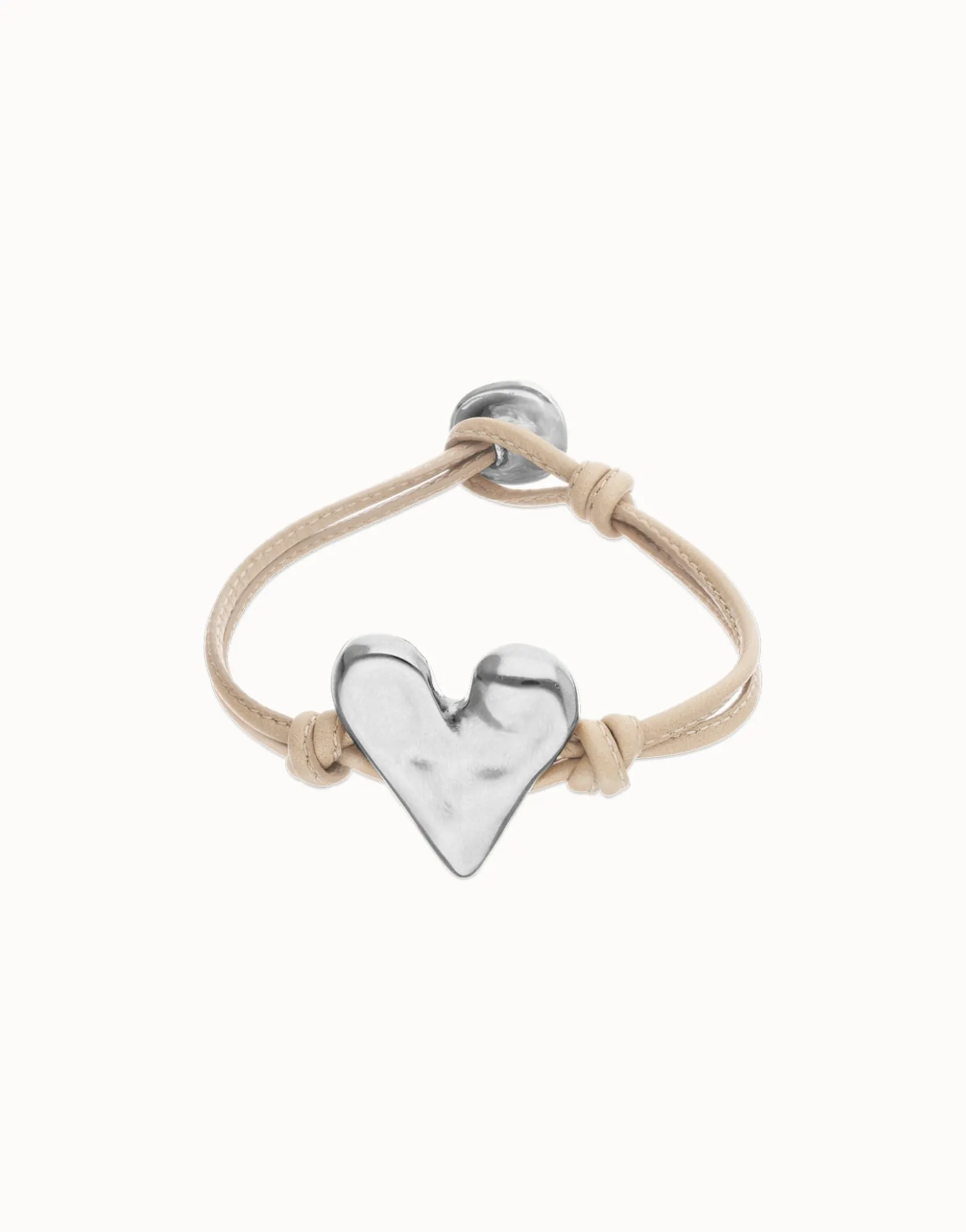 Pulsera de cuero camel con detalle de corazón bañado en plata de ley