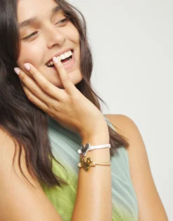 Pulsera de cuero camel con detalle de corazón bañado en oro 18k