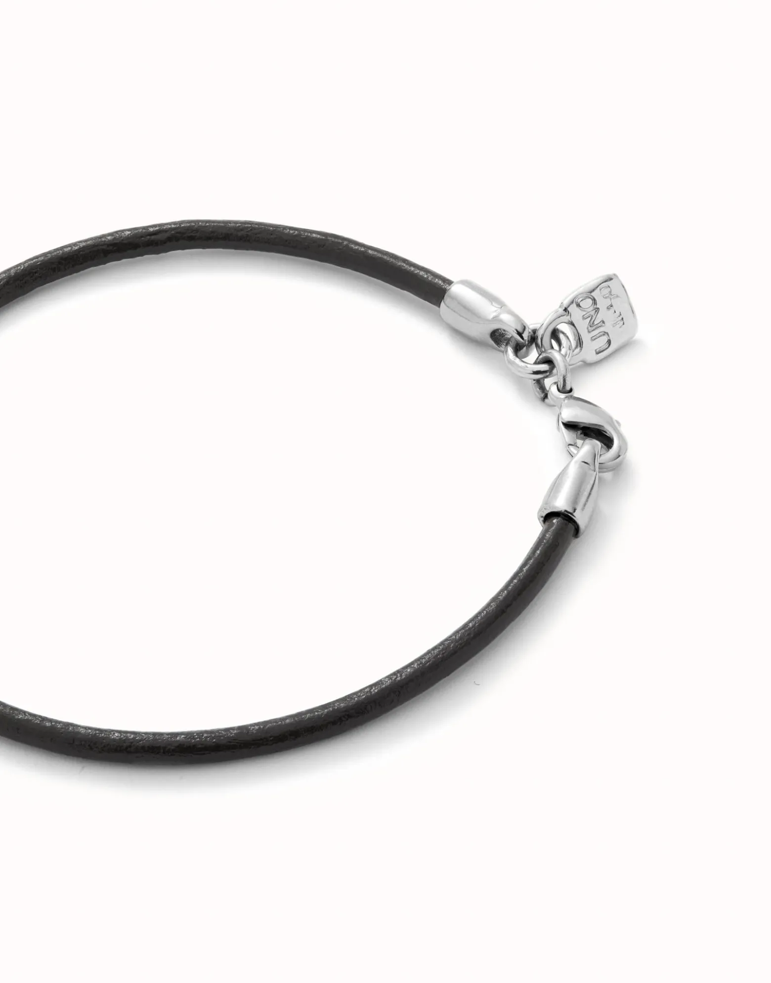 Pulsera de cuero cierre bañado en plata de ley.
