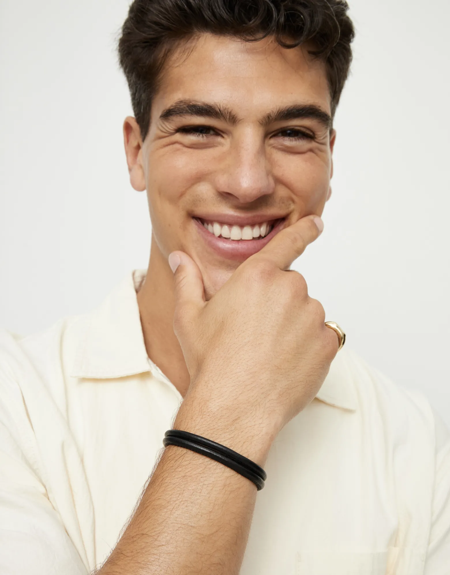 Pulsera de cuero con cierre dorado