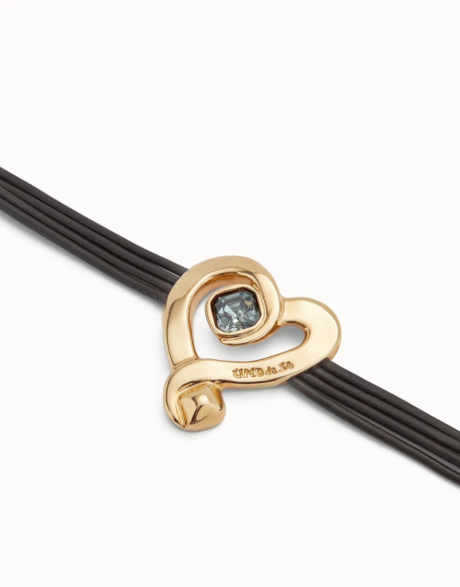 Pulsera de cuero con corazón bañado en oro 18k con cristal negro