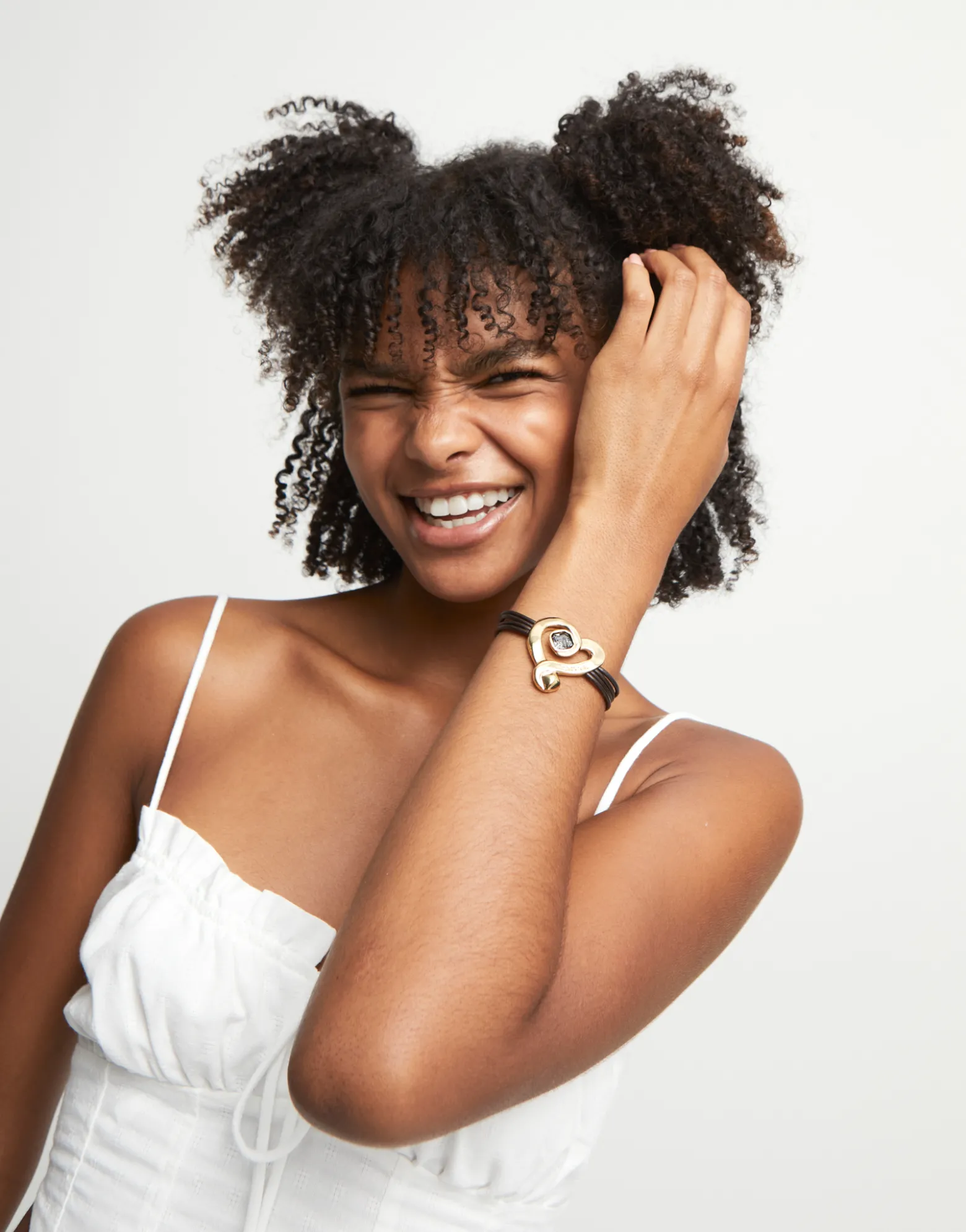 Pulsera de cuero con corazón bañado en oro 18k con cristal negro