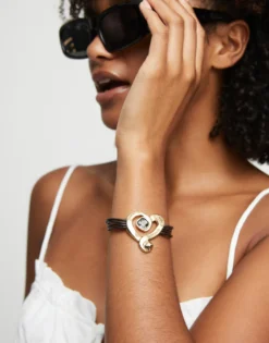 Pulsera de cuero con corazón bañado en oro 18k con cristal negro