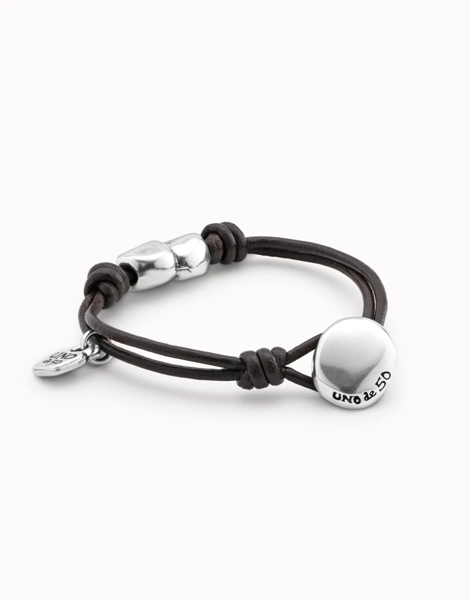 Pulsera de cuero con corazón bañada en plata de ley