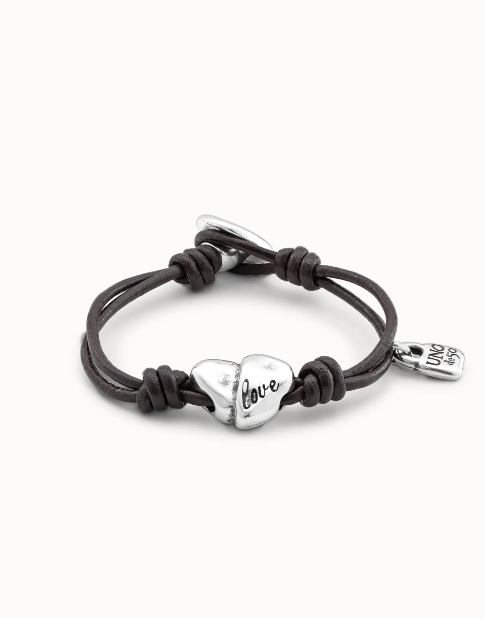 Pulsera de cuero con corazón bañada en plata de ley