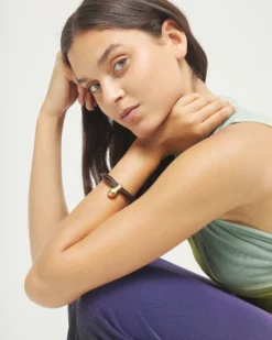 Pulsera de cuero con esfera bañada en oro 18k