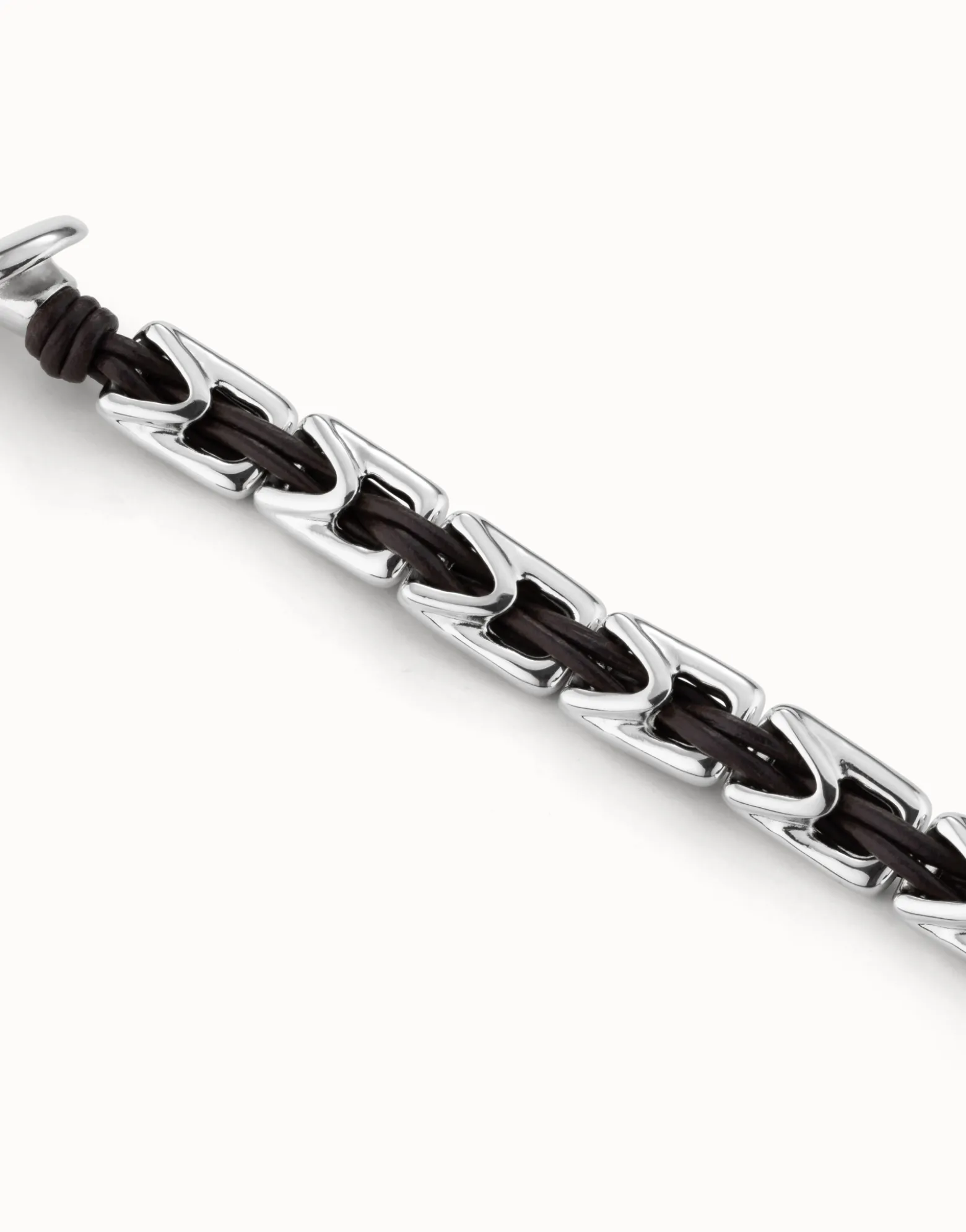 Pulsera de cuero con eslabones bañados en plata de ley