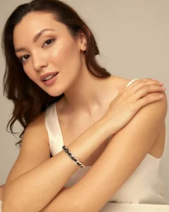 Pulsera de cuero con eslabones bañados en plata de ley