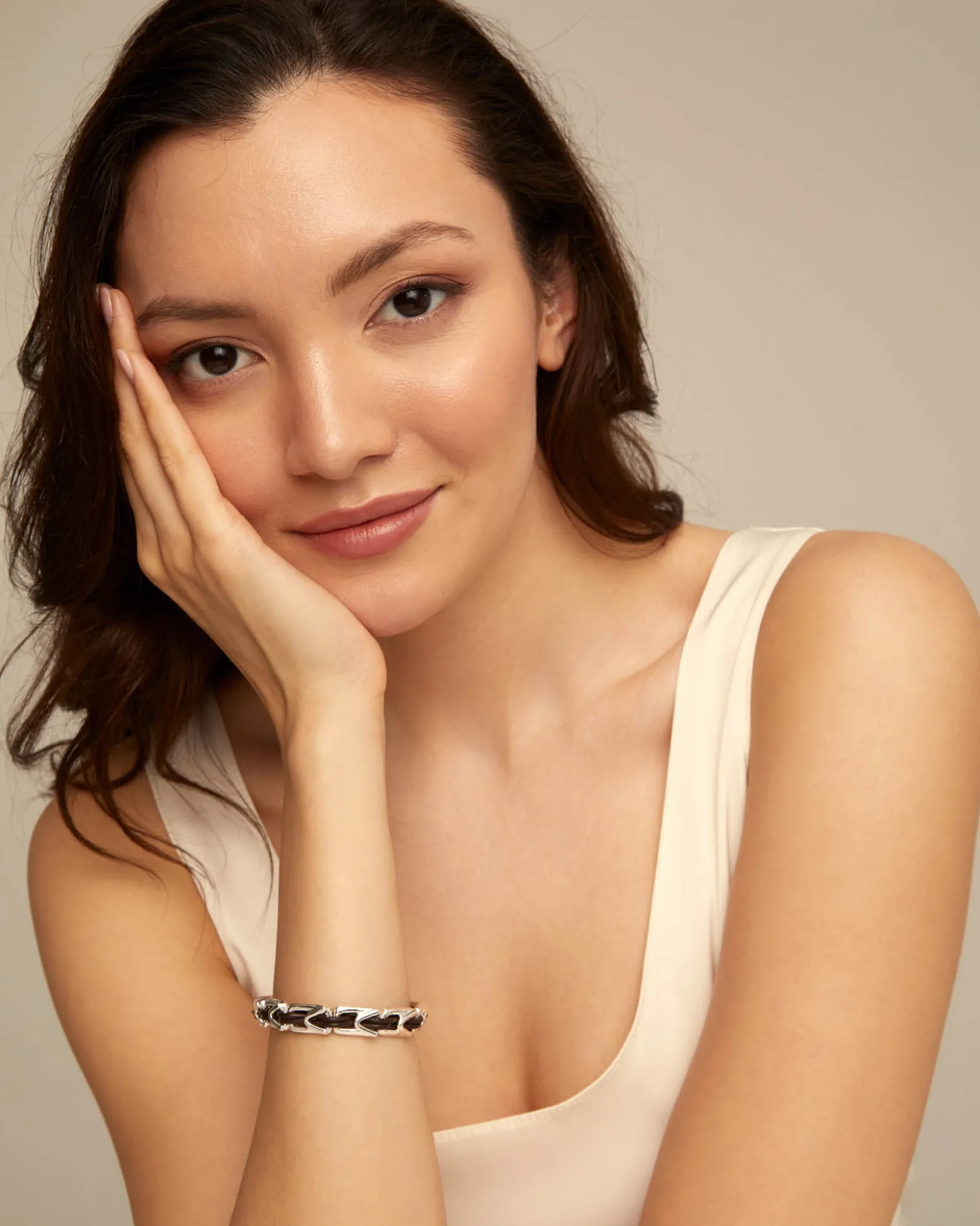Pulsera de cuero con eslabones bañados en plata de ley