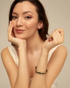 Pulsera de cuero con eslabones bañados en oro de 18k
