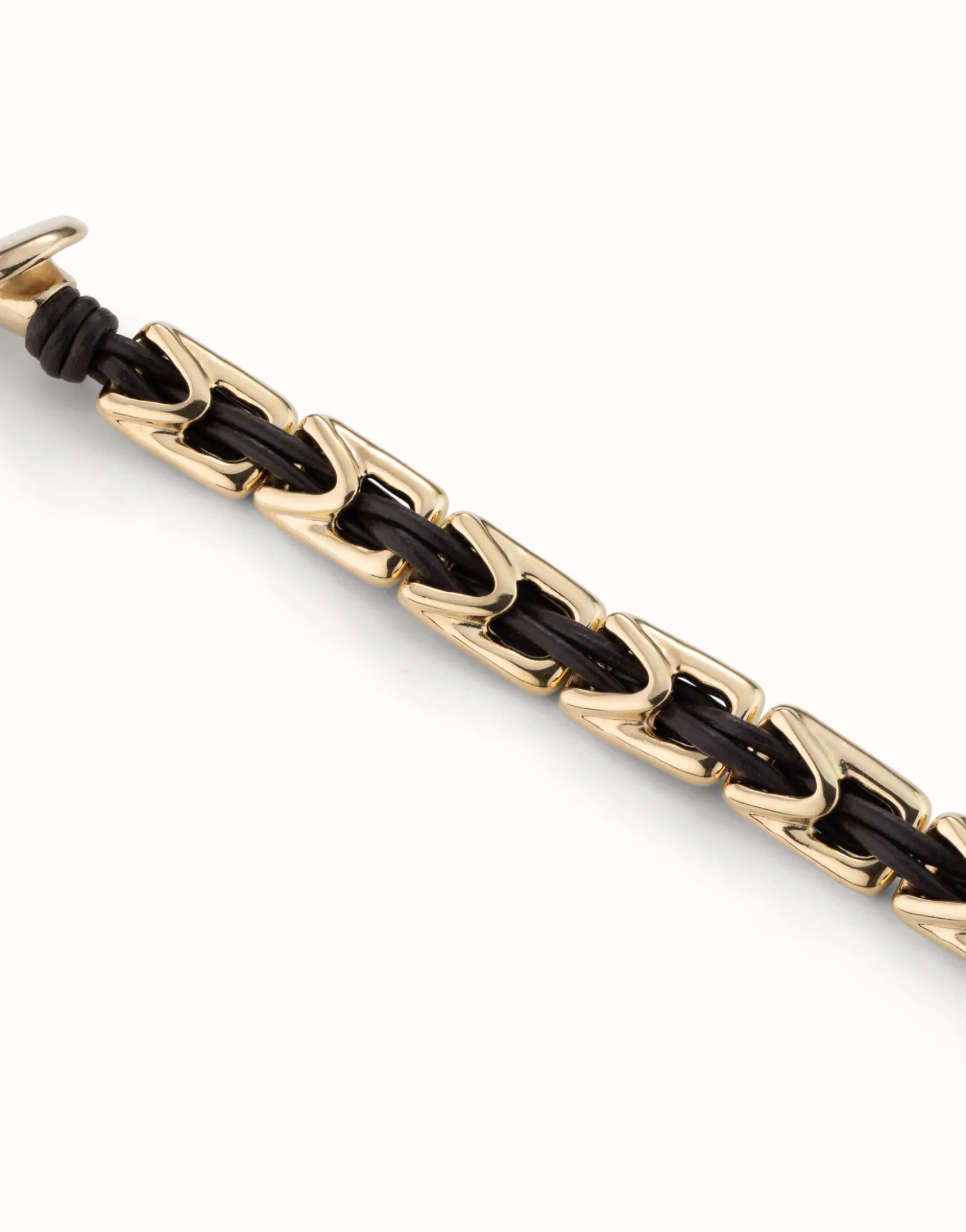 Pulsera de cuero con eslabones bañados en oro de 18k