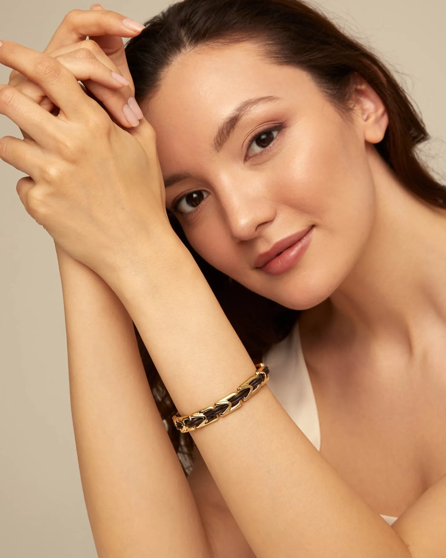 Pulsera de cuero con eslabones bañados en oro de 18k