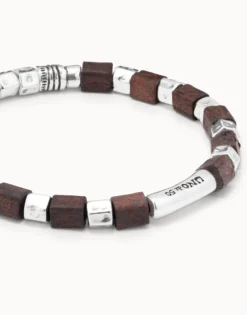 Pulsera de cuero con piezas bañadas en plata de ley y cuentas de madera