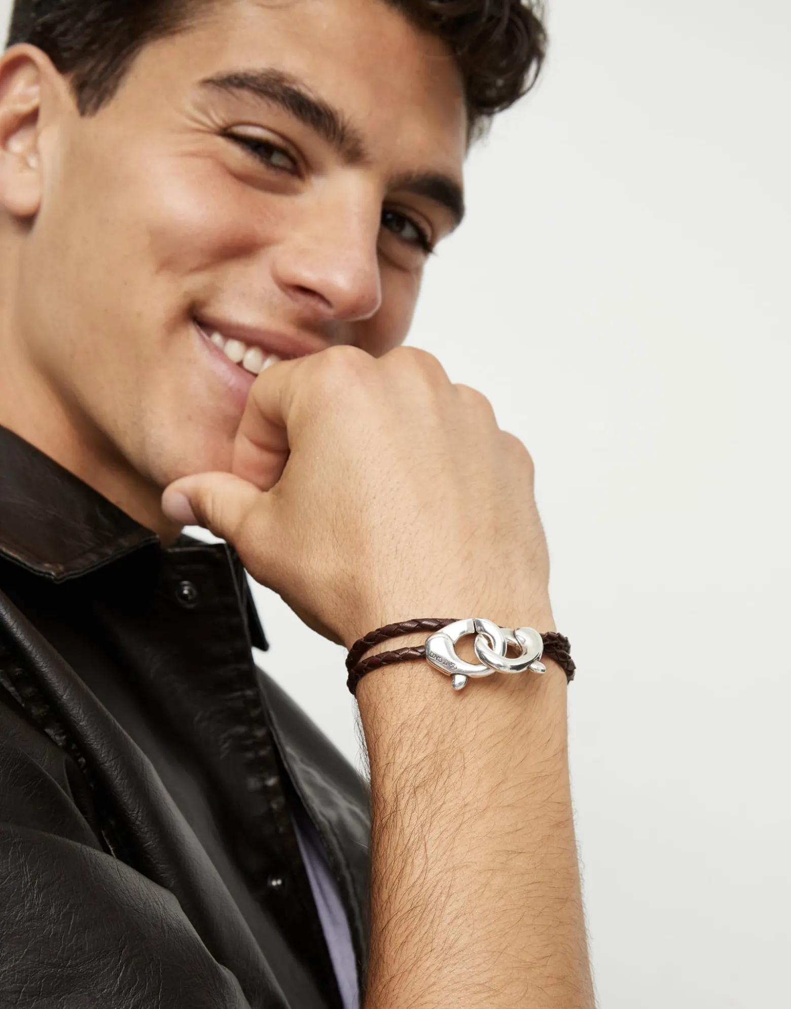 Pulsera de cuero doble marrón con mosquetón entrelazado en plata