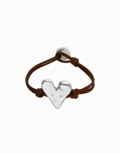 Pulsera de cuero marrón con detalle de corazón bañado en plata de ley