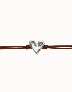Pulsera de cuero marrón con detalle de corazón bañado en plata de ley