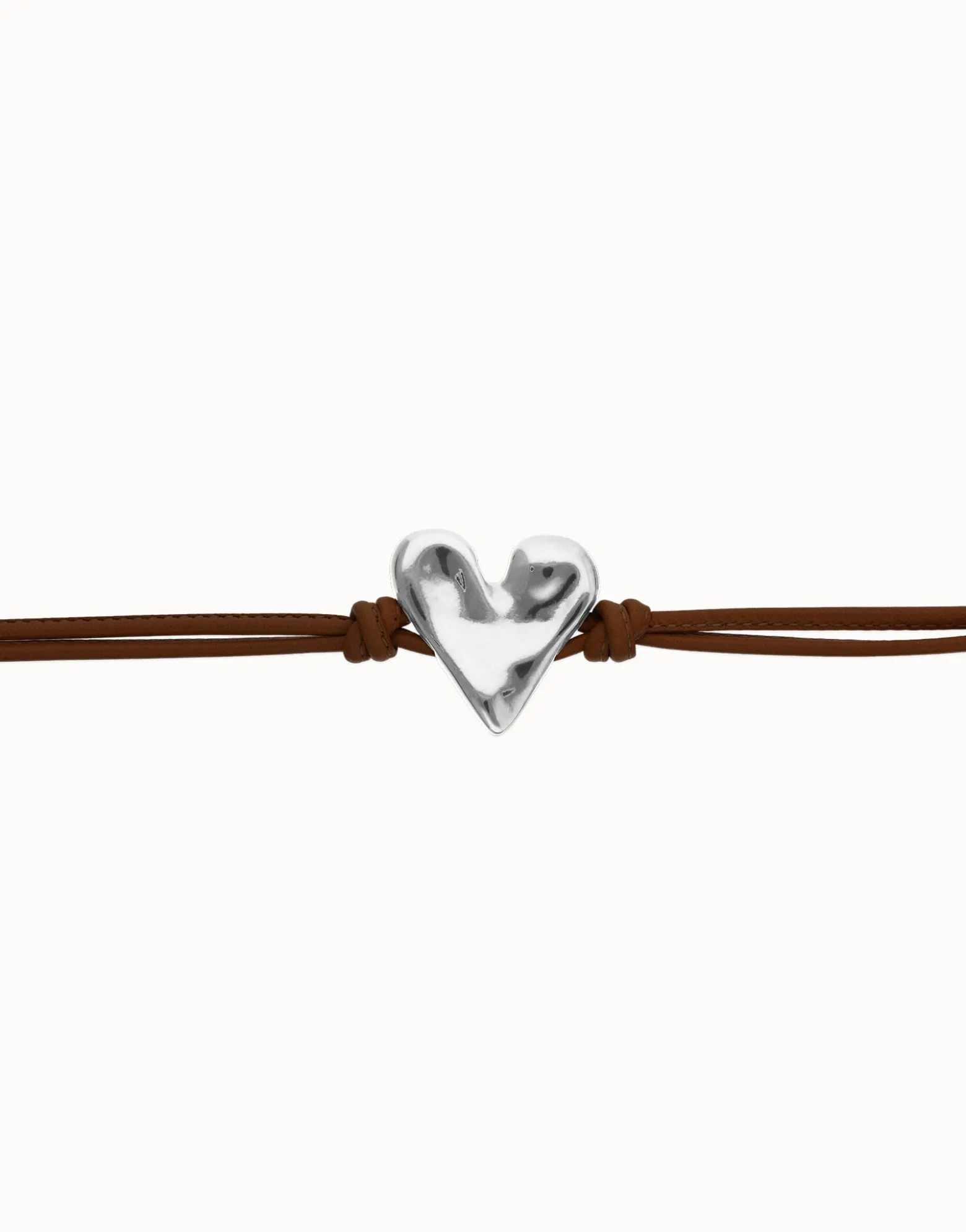Pulsera de cuero marrón con detalle de corazón bañado en plata de ley