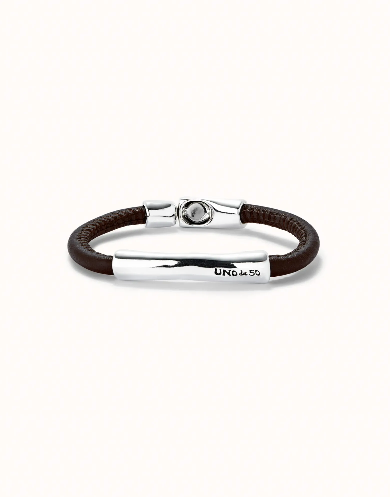 Pulsera de cuero marrón con detalle central bañado en plata de ley