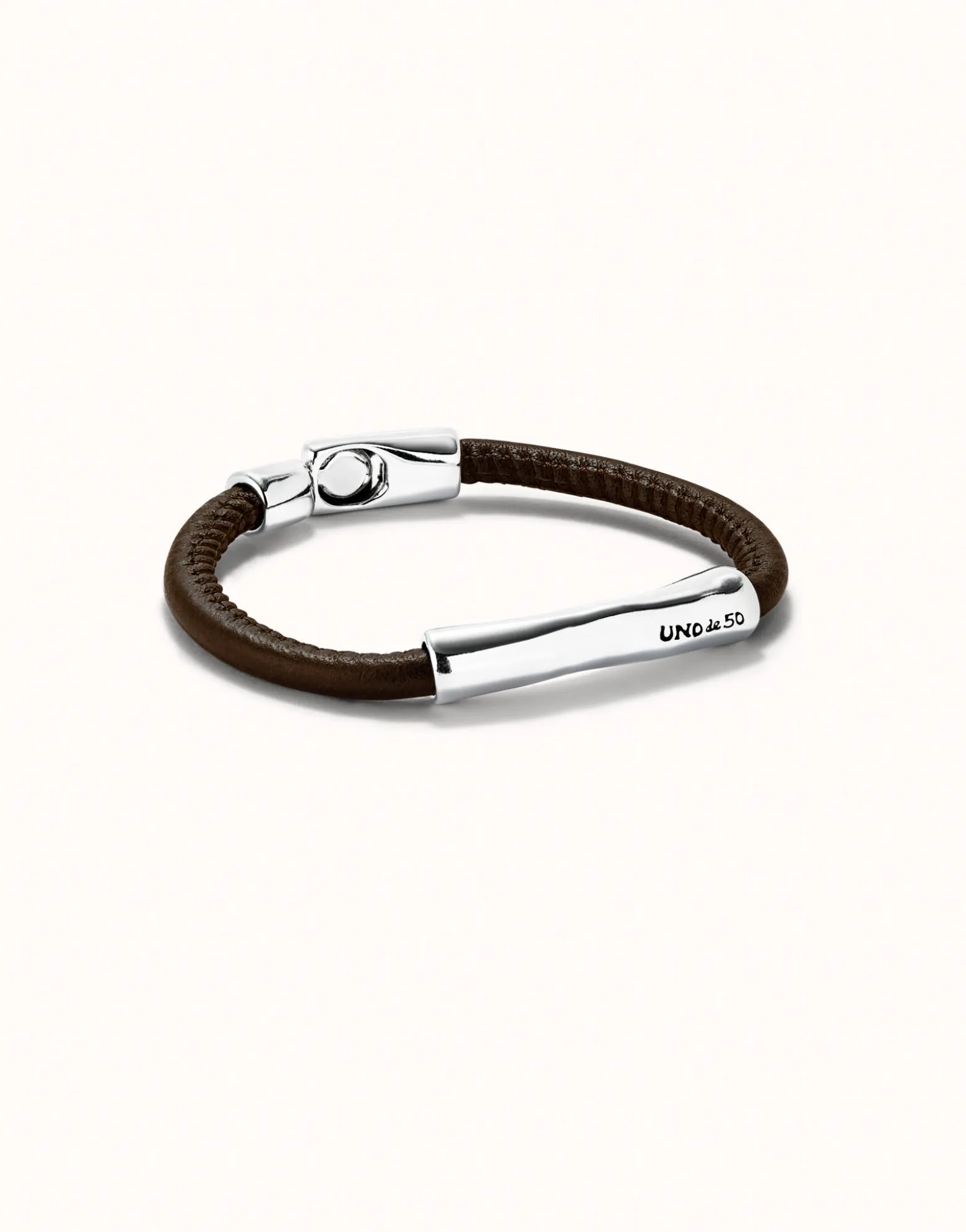 Pulsera de cuero marrón con detalle central bañado en plata de ley