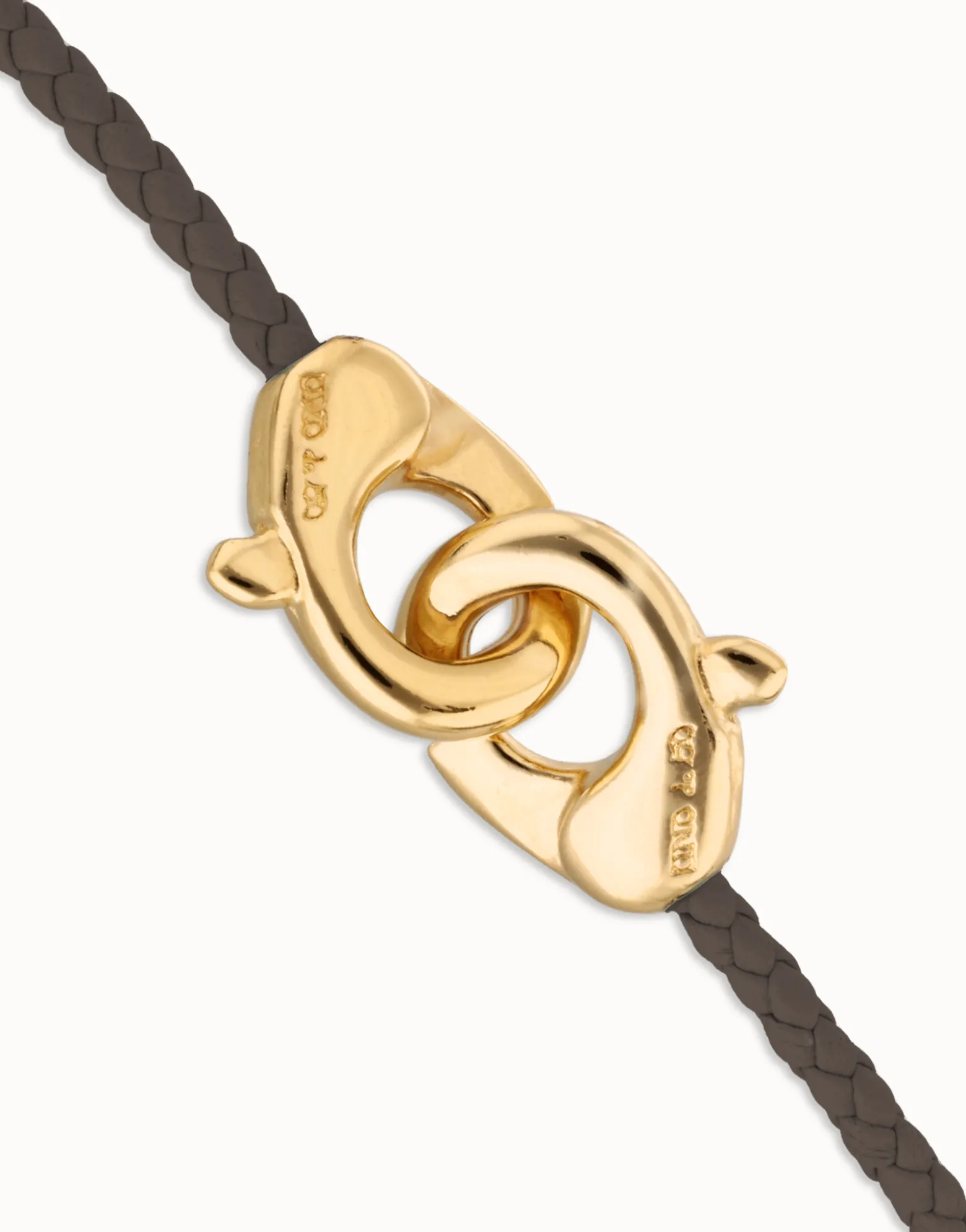 Pulsera de cuero marrón con mosquetón entrelazado en oro