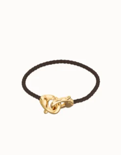 Pulsera de cuero marrón con mosquetón entrelazado en oro