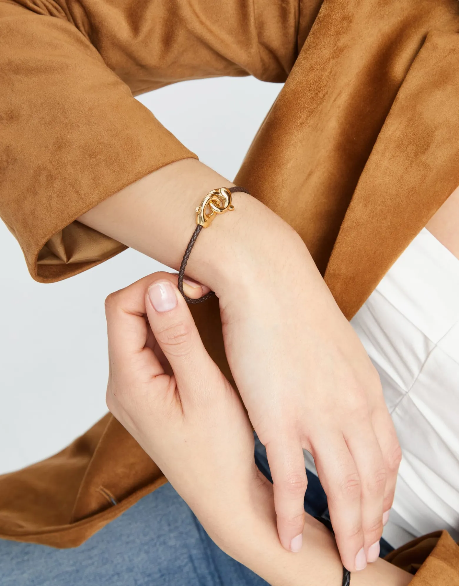 Pulsera de cuero marrón con mosquetón entrelazado en oro