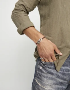 Pulsera de cuero marrón con mosquetón entrelazado
