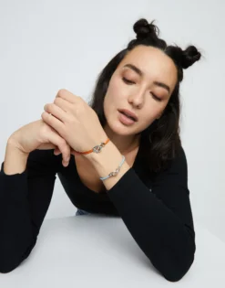 Pulsera de cuero naranja con mosquetón entrelazado en plata