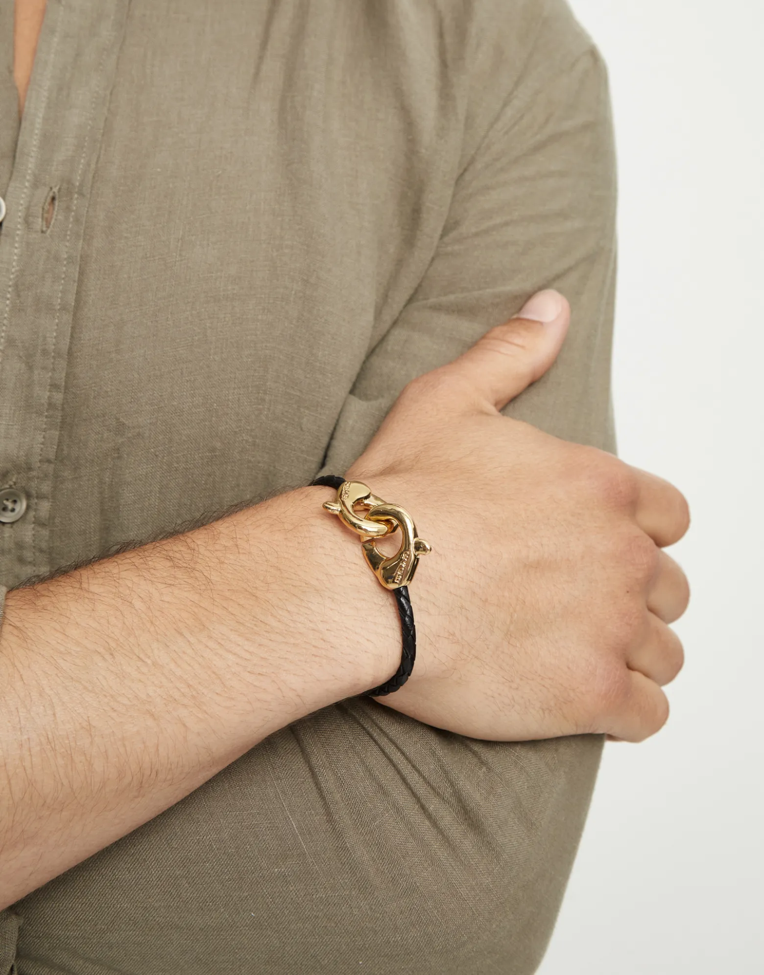 Pulsera de cuero negro con mosquetón entrelazado