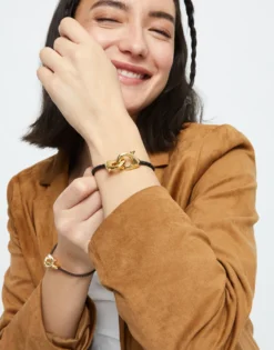 Pulsera de cuero negro con mosquetón entrelazado