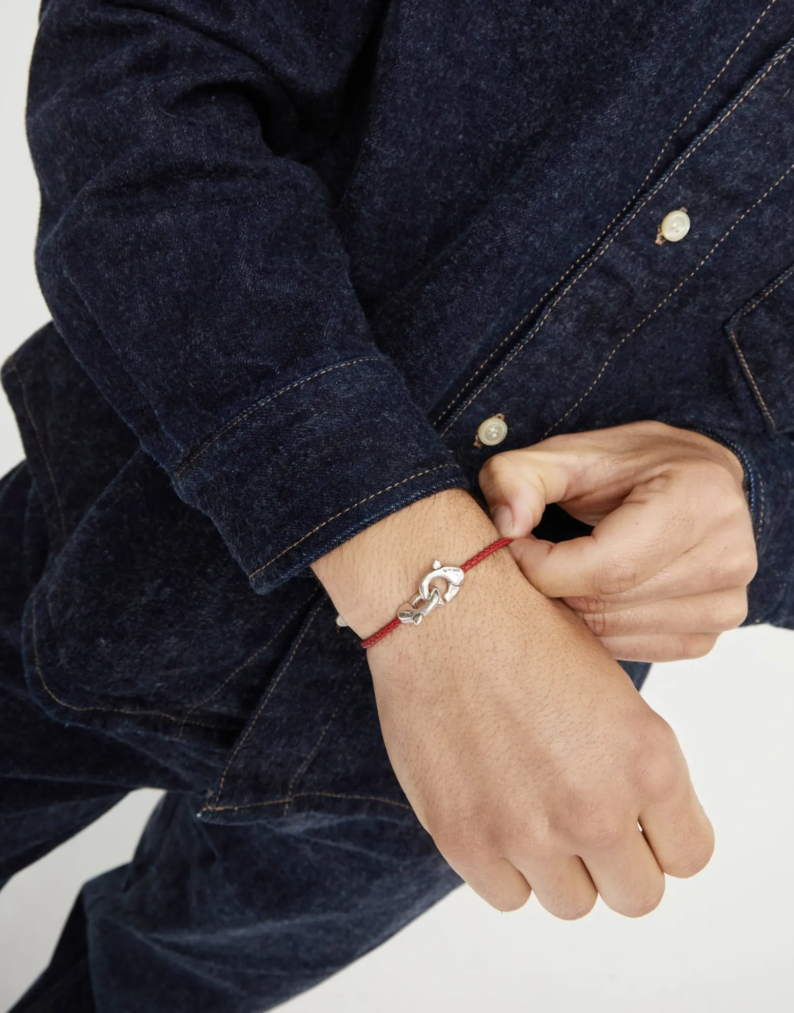 Pulsera de cuero rojo con mosquetón entrelazado en plata