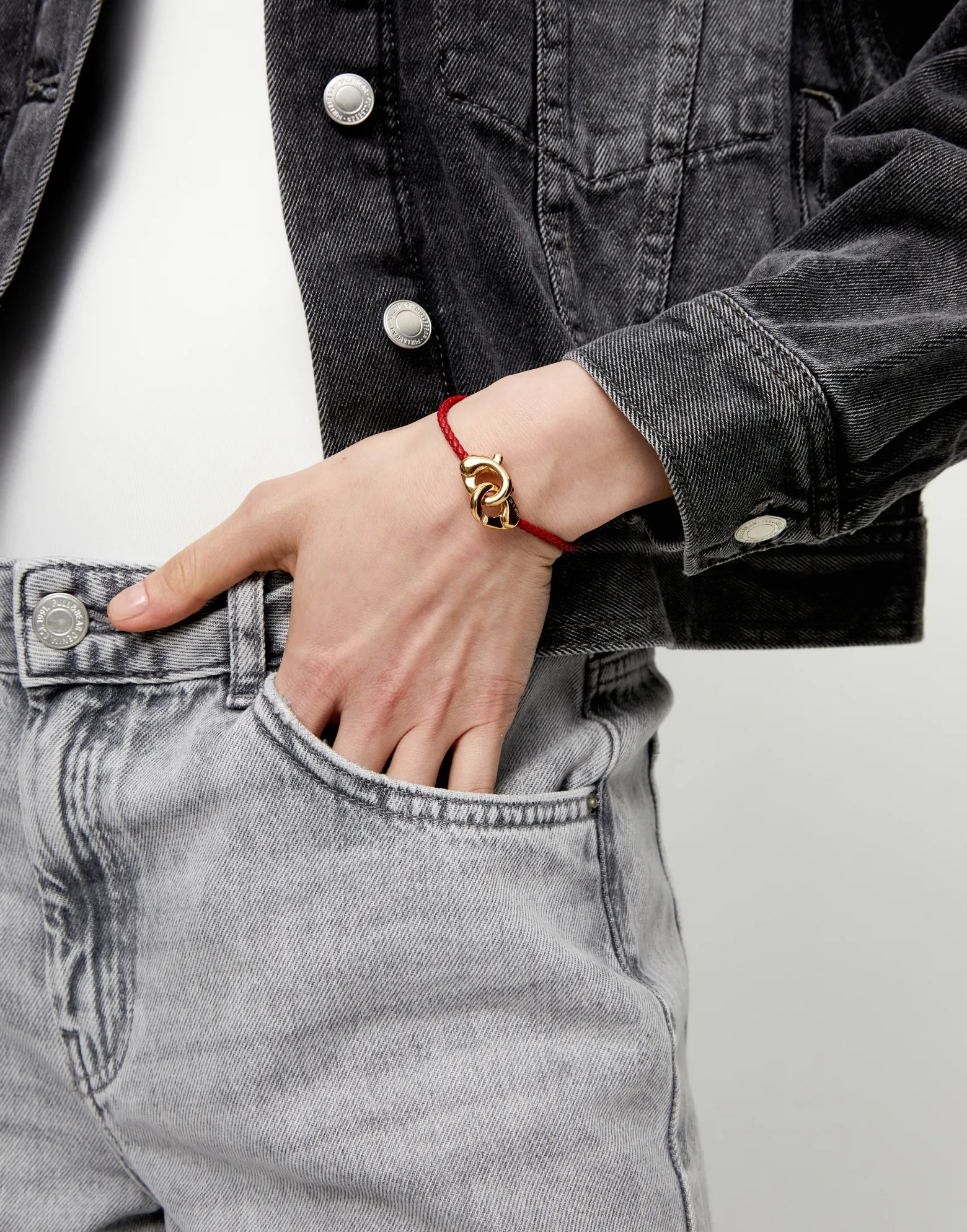 Pulsera de cuero rojo con mosquetón entrelazado en oro