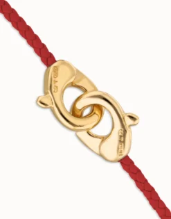 Pulsera de cuero rojo con mosquetón entrelazado en oro