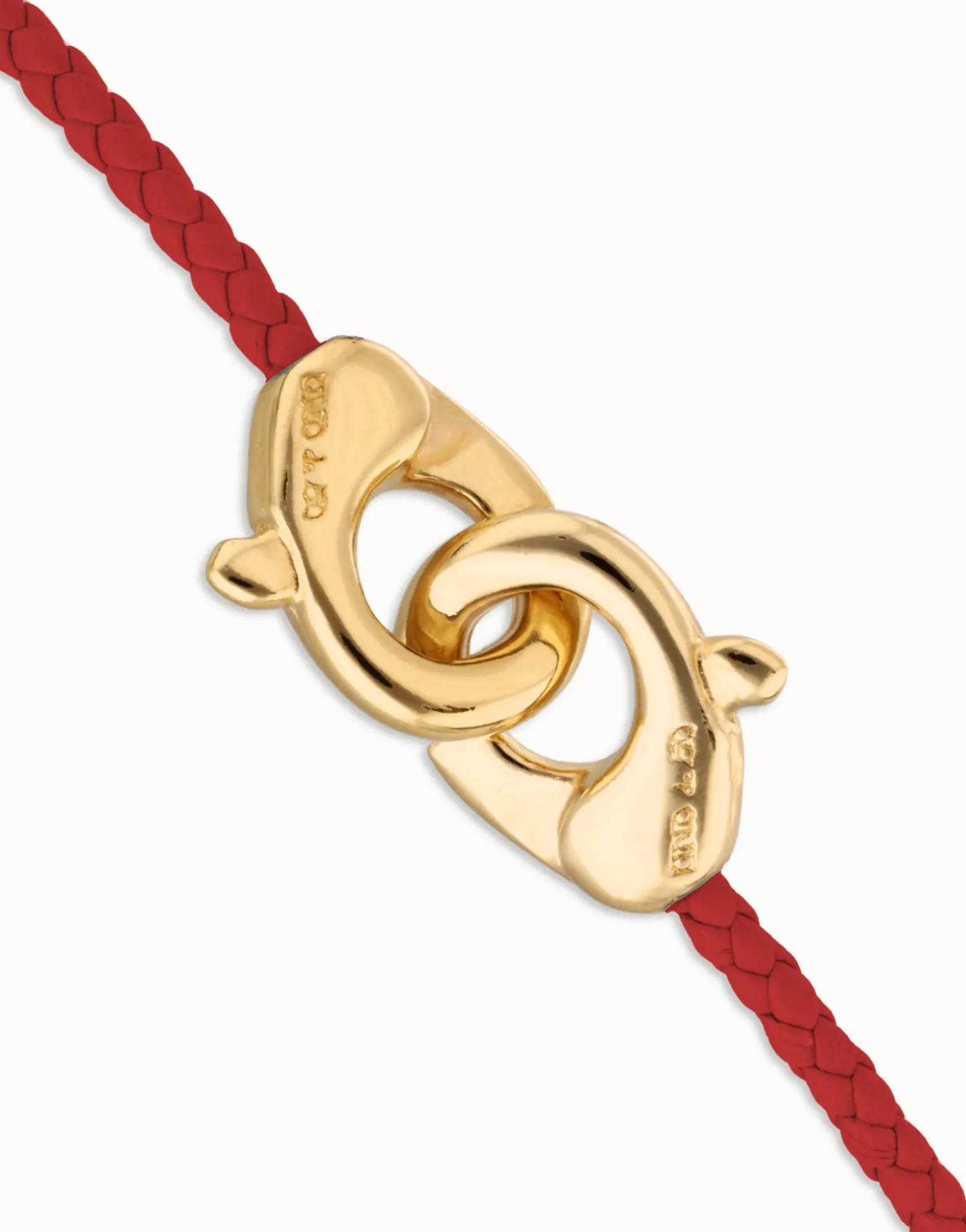 Pulsera de cuero rojo con mosquetón entrelazado en oro
