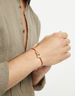 Pulsera de cuero rojo con mosquetón entrelazado en oro