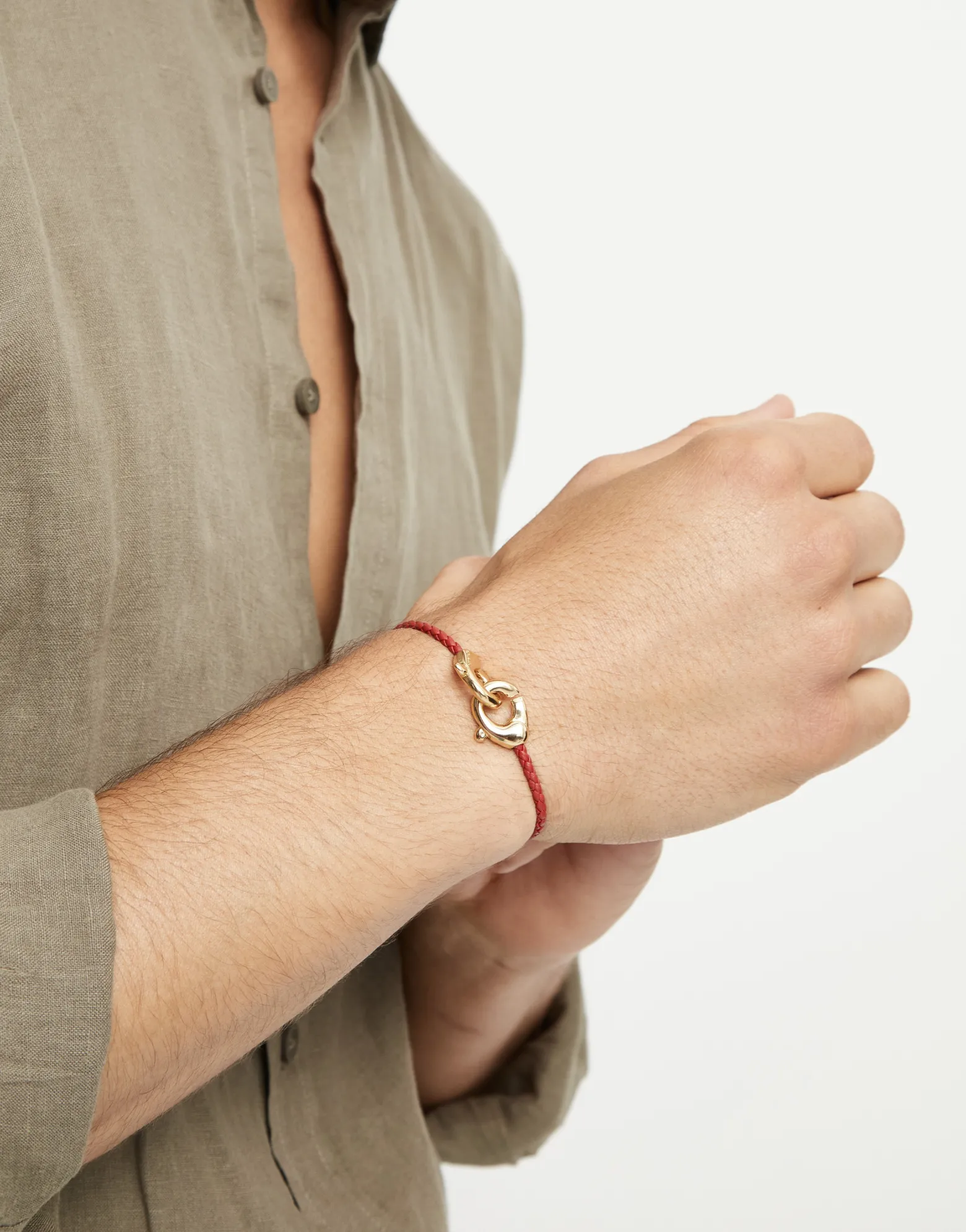 Pulsera de cuero rojo con mosquetón entrelazado en oro