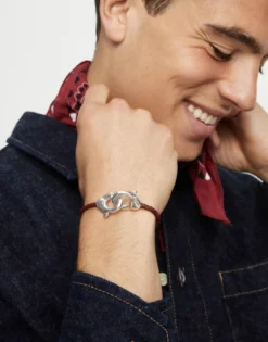 Pulsera de cuero rojo con mosquetón entrelazado