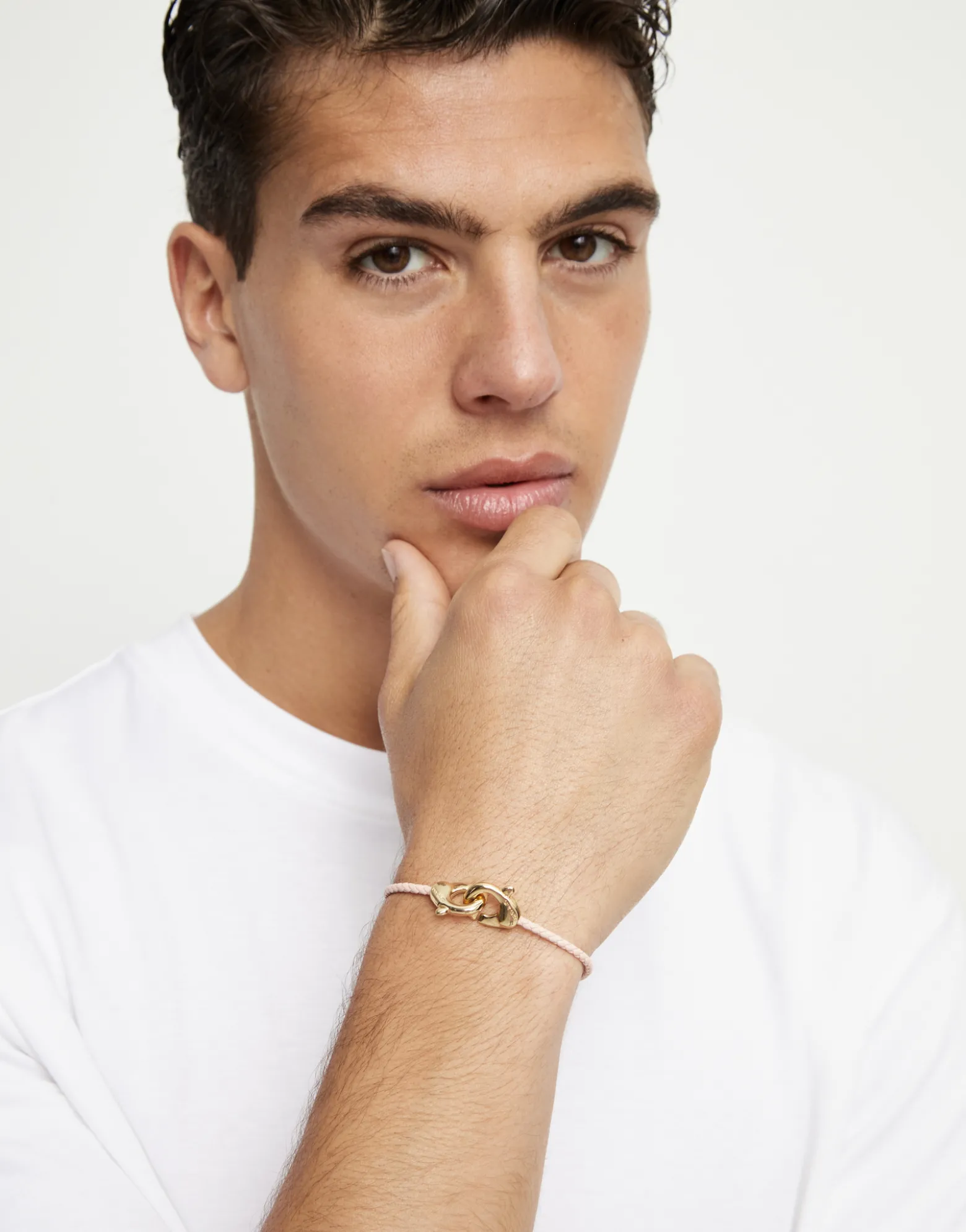 Pulsera de cuero rosa con mosquetón entrelazado en oro
