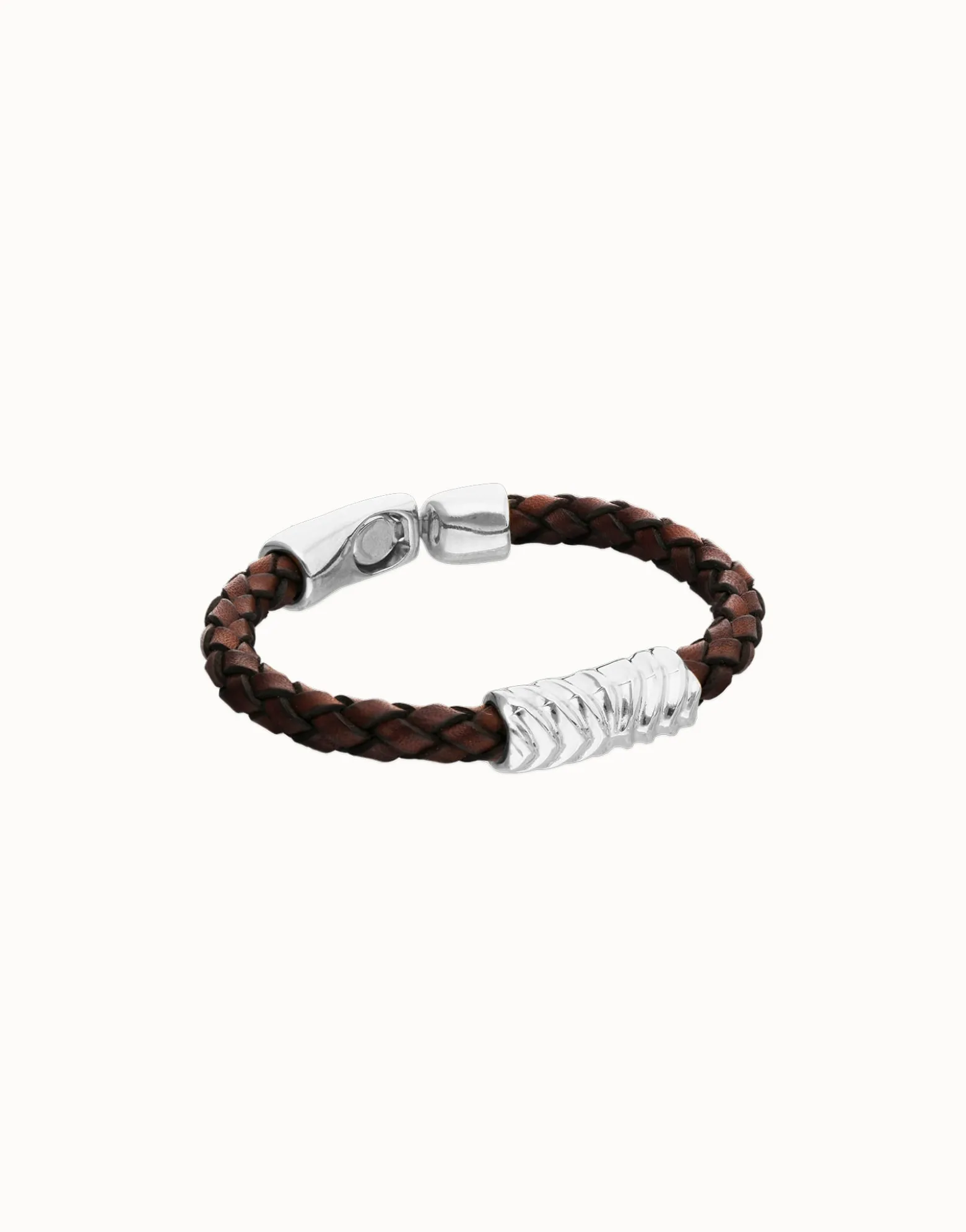 Pulsera de cuero trenzado marrón y detalle bañado en plata de ley