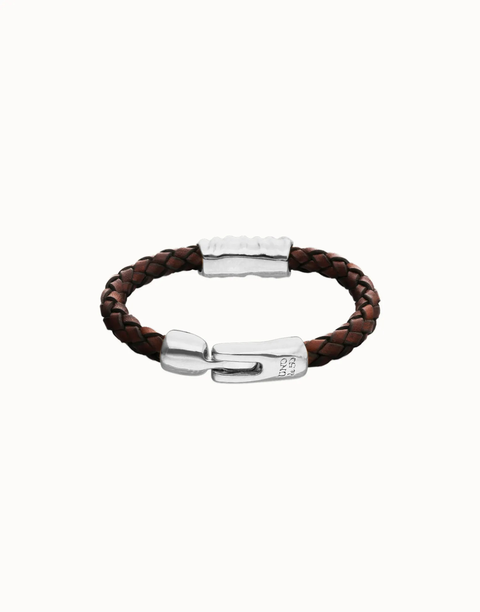 Pulsera de cuero trenzado marrón y detalle bañado en plata de ley