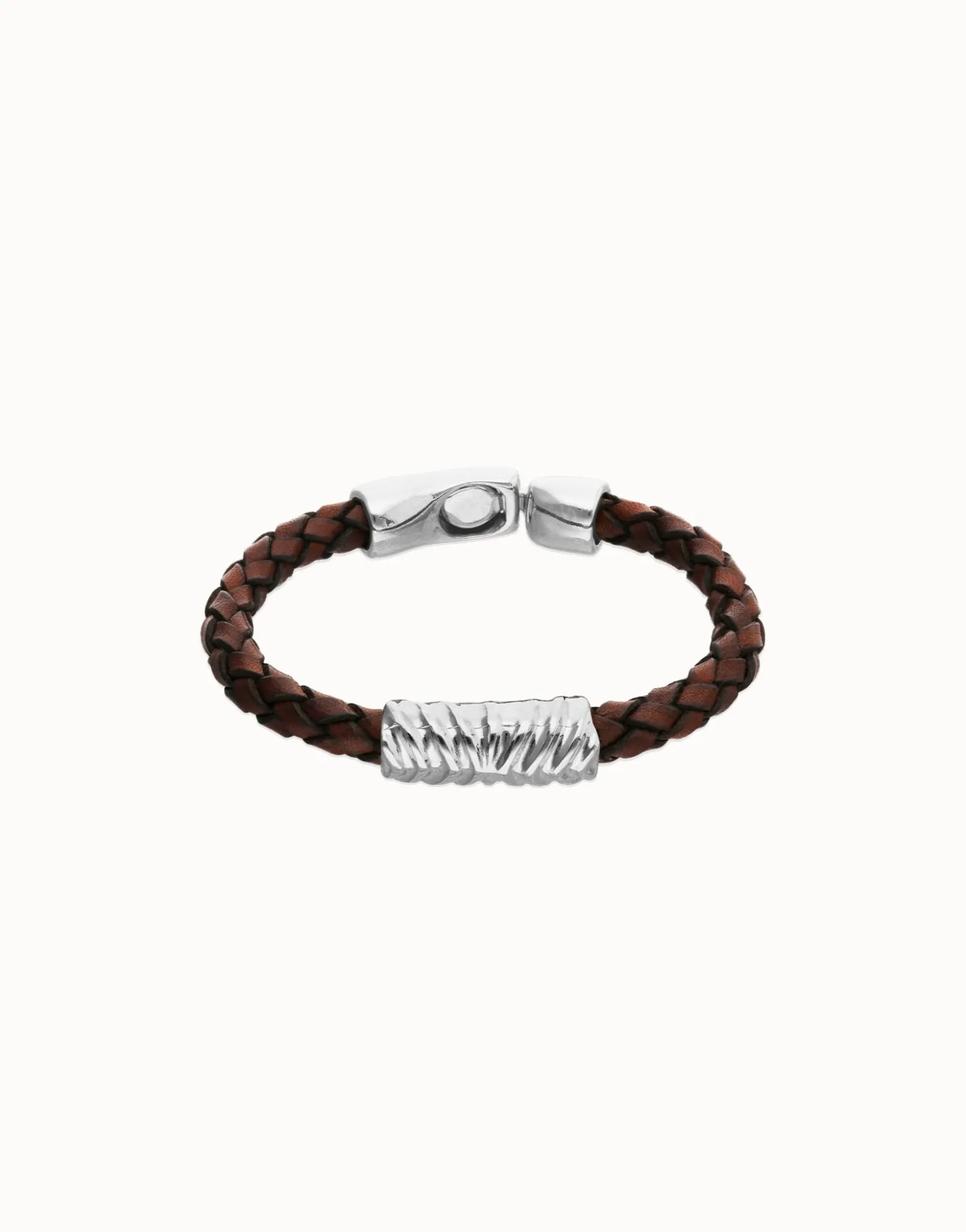 Pulsera de cuero trenzado marrón y detalle bañado en plata de ley