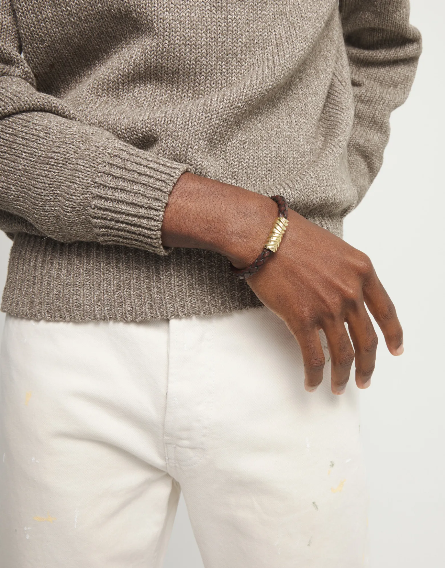 Pulsera de cuero trenzado marrón y detalle bañado en oro 18k