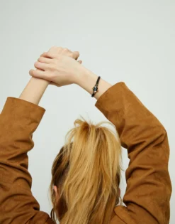 Pulsera de cuero y baño en 18k con cristal facetado ovalado negro